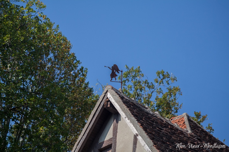 2 bis rue du Petit Château : ange à la trompette 0002_petit-chateau_rue-2bis_ange.jpg