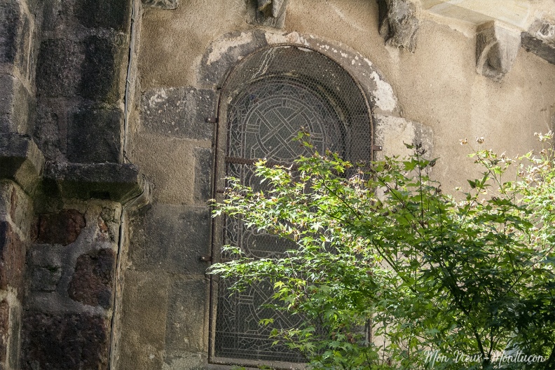 Église Saint-Pierre : vitrail du chevet vu de la rue des Cinq Piliers 0006_saint-pierre_eglise-chevet.jpg