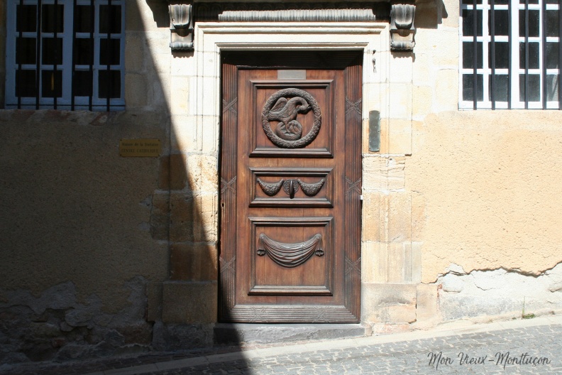 8 rue de la Fontaine : hôtel Alexandre de Beausson alias hôtel ChabrillanLa porte a été restaurée en 1980 par l'Association Vieux Montluçon 0011_fontaine_rue-8_porte.jpg