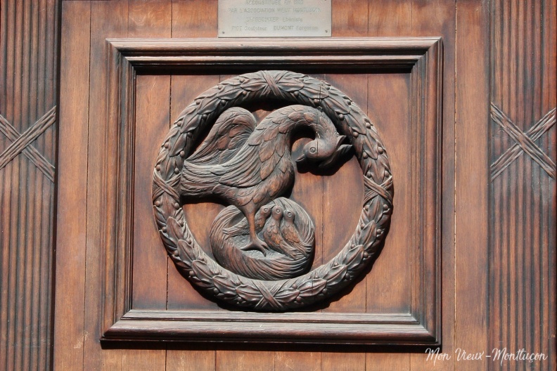 8 rue de la Fontaine : hôtel Alexandre de Beausson alias hôtel ChabrillanLe vantail représente Un pélican partageant à ses enfants ses entrailles de père . 0011_fontaine_rue-8_vantail.jpg