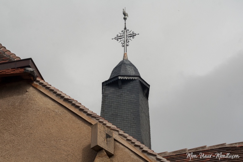 Église Saint-Pierre : cadran solaire situé en haut à droite de l'entrée principale 0016_saint-pierre_eglise-cadran-solaire.jpg