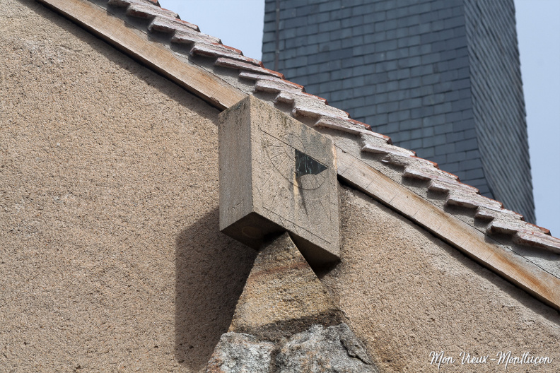 Église Saint-Pierre : cadran solaire situé en haut à droite de l'entrée principale 0016_saint-pierre_eglise-cadran-solaire-zoom.jpg