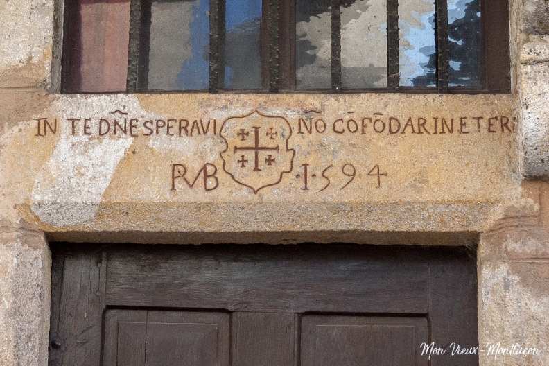 5 rue de la Fontaine : linteau attestant le pèlerinage au Saint Sépulcre. La supplication du vieillard, verset du psaume 70, encadre la Croix de Jérusalem 0020_fontaine_rue-5_linteau.jpg