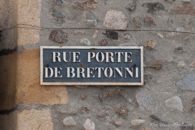 Rue Porte de Bretonnie : son nom vient des anglais (les bretons) qui ont vécu 17 ans dans ce quartier avant d'être chassés par Philippe Auguste en 1188 0023_porte-bretonnie_rue_plaque.jpg
