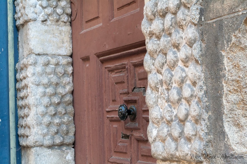 11 rue Grande : hôtel Alamargot de FontbouillantEncadrement en pierre à linteau droit avec alternance de parements lisses et gaufrés 0035_grande_rue-11_porte.jpg