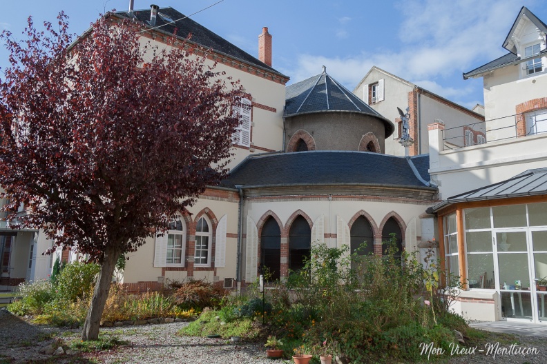 Institut des Oblates du Cœur de Jésus : jardin intérieurEn arrière plan la chapelle et la statue de l'archange saint Michel 0050_louise-therese-de-montaignac_place-8_vue-jardin.jpg