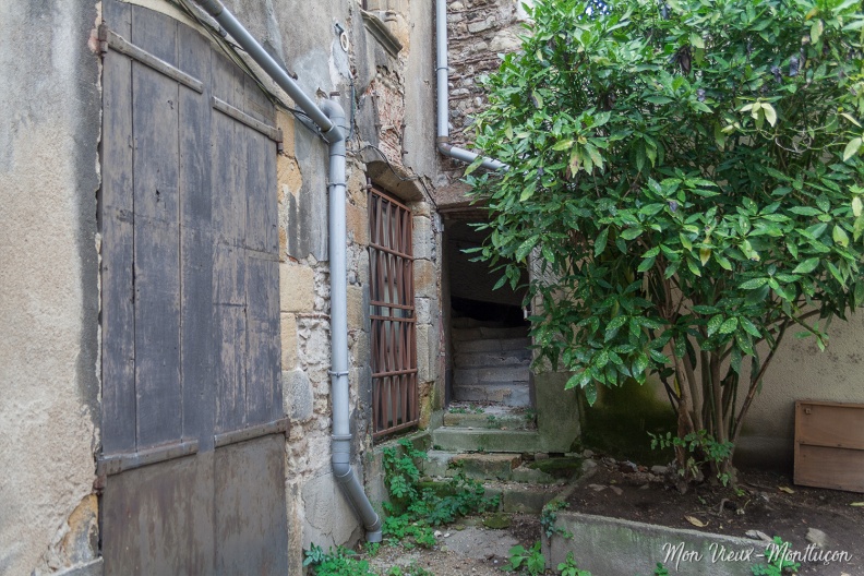 30-30 bis rue des Serruriers : hôtel Méténier de Bussièreaccès à la tour d'escaliers 0054_serruriers_rue-30_entree-tour.jpg