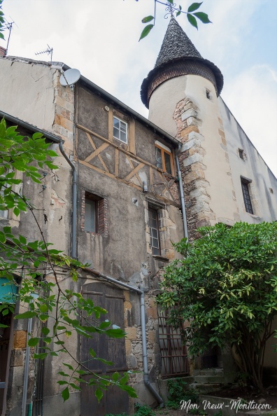 30-30 bis rue des Serruriers : hôtel Méténier de BussièreFaçade arrière (30) et tour d'escaliers (30 bis) vues de la cour intérieure (30) 0054_serruriers_rue-30_vue-cour-30-bis.jpg