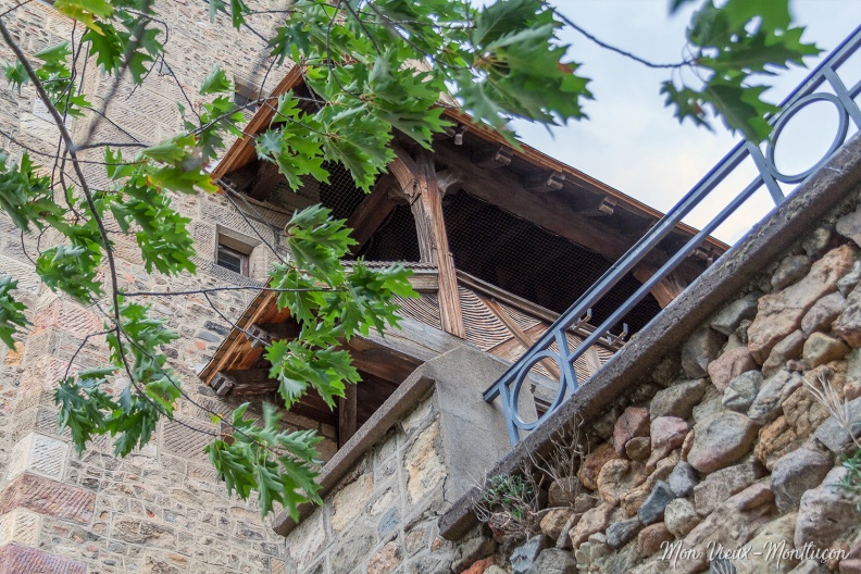 Château des ducs de Bourbon : galerie boisée (reconstruite en 1930) qui mène à l'entrée du donjon 0057_vieux-chateau_galerie-donjon.jpg