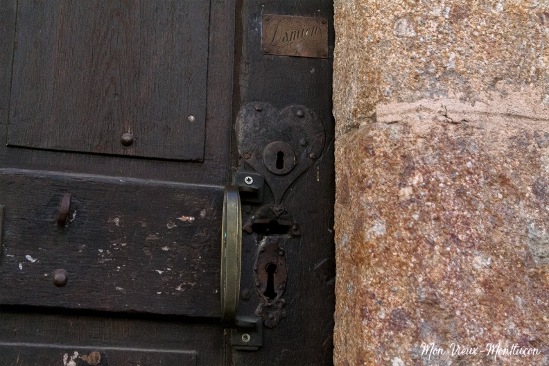 5 rue de la Fontaine : vieille porte 0058_fontaine_rue-5_serrure.jpg