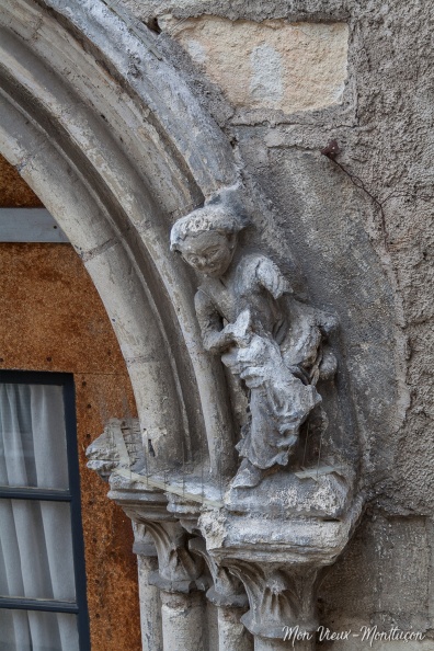Fenêtre dite du Doyen : statue du musicien (droite) 0064_doyenne-maison_statue-droite_1.jpg