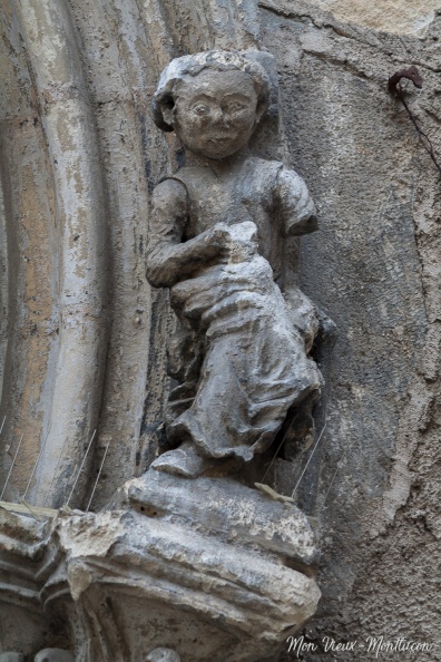 Fenêtre dite du Doyen : statue du musicien (droite) 0064_doyenne-maison_statue-droite_2.jpg