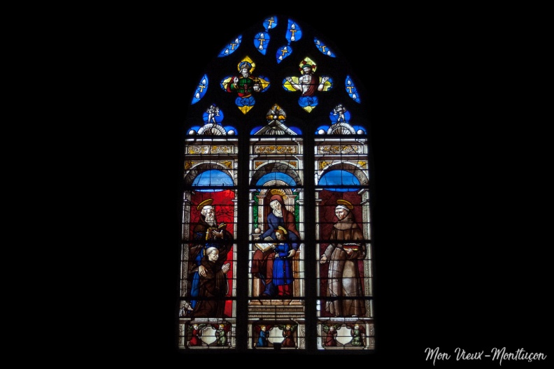 Église Notre-Dame : verrièreÀ gauche : saint Antoine ermite avec un donateurAu centre : sainte Anne et la ViergeÀ droite : saint Antoine de Padoue, Dieu le Père 0065_notre-dame_eglise_verriere-st-antoine.jpg
