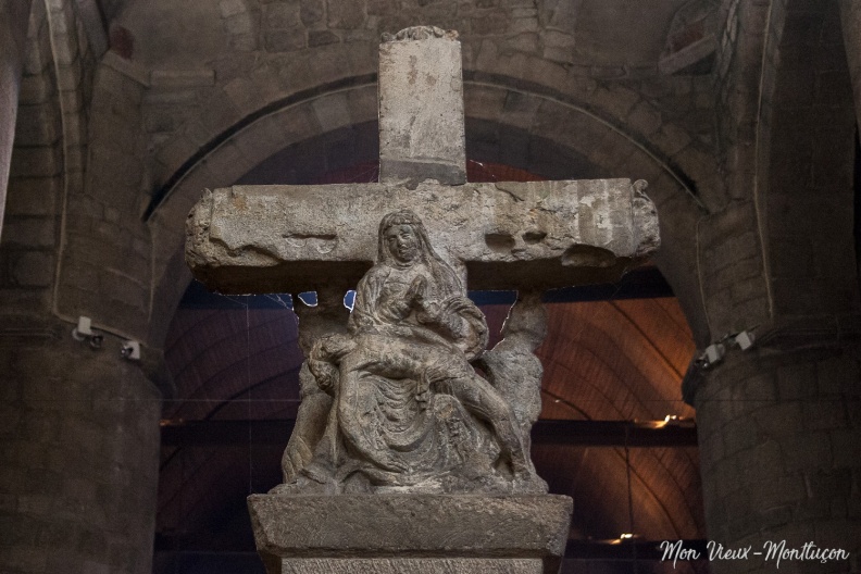Église Saint-Pierre : croix de chemin : la Vierge de Pitié 0075_saint-pierre_eglise_croix-carrefour_pieta.jpg