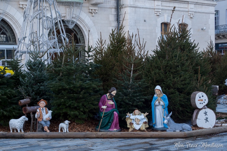 Parvis de l'hôtel de ville 0085_creche-2020_mairie.jpg