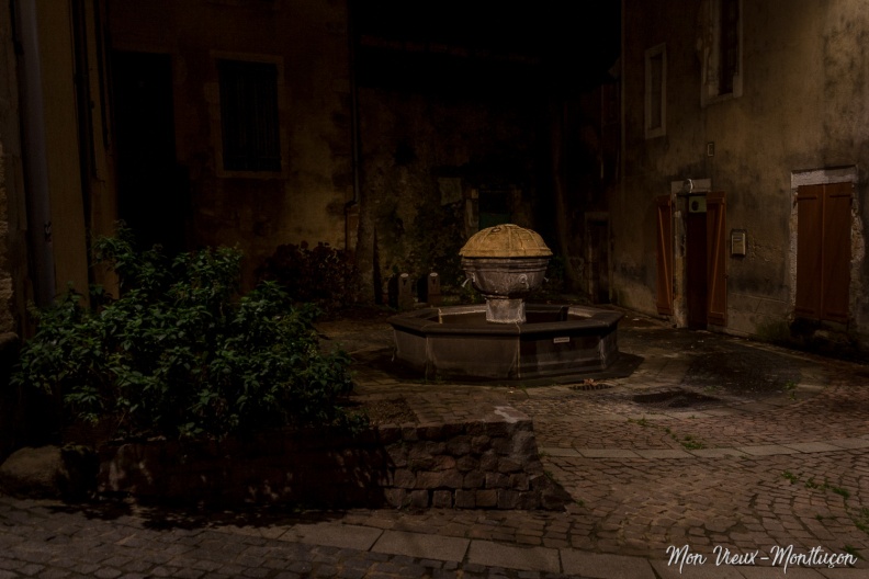Place de la Fontaine 0100_fontaine_place_fontaine-nuit.jpg