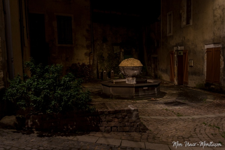 0100_fontaine_place_fontaine-nuit.jpg