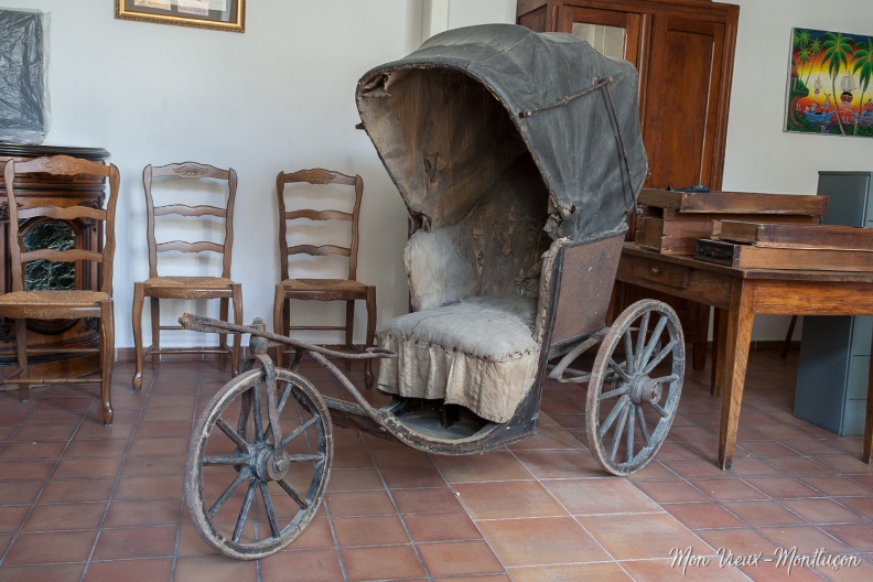 Institut des Oblates du Cœur de Jésus : carriole de Louise Thérèse de Montaignac 0101_louise-therese-de-montaignac_place-8_carriole.jpg