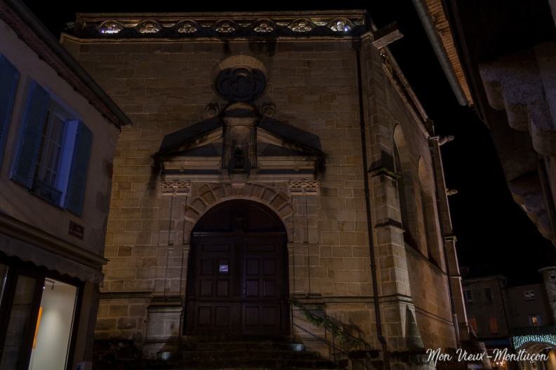 0122_notre-dame_eglise_entree_fontaine_nuit.jpg