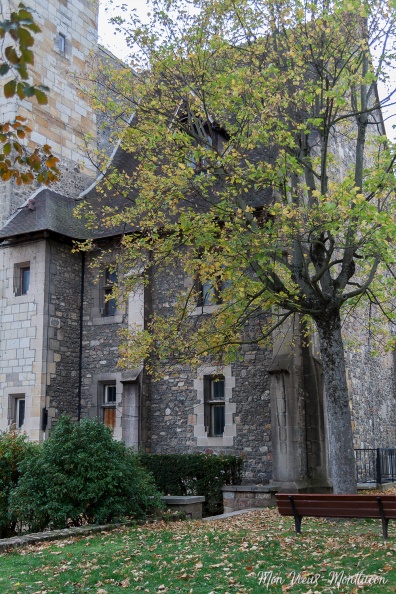 Château des ducs de Bourbon : partie en pierre à droite de la Tour de l'Horloge 0123_vieux-chateau_droite-horloge_vue-esplanade.jpg