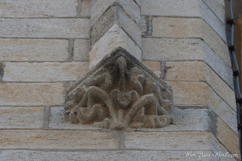 Château des ducs de Bourbon : Tour de l'Horloge 0136_vieux-chateau_tour-horloge_sculpture.jpg
