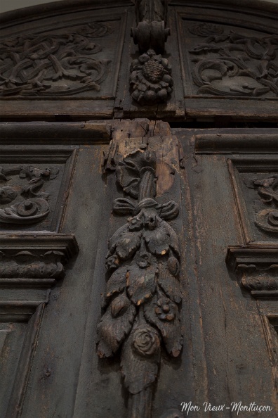 Hôtel de ville : sculptures sur la porte d'entrée de la chapelle du couvent des Ursulines, devenu le théâtre municipal en 1809 et détruit en 1909 0144_mairie_porte-theatre_detail.jpg