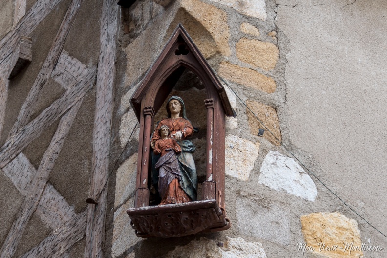 25 rue Sainte-Anne : statue en bois représentant sainte Anne instruisant Marie 0151_sainte-anne_rue-25_sainte-anne.jpg