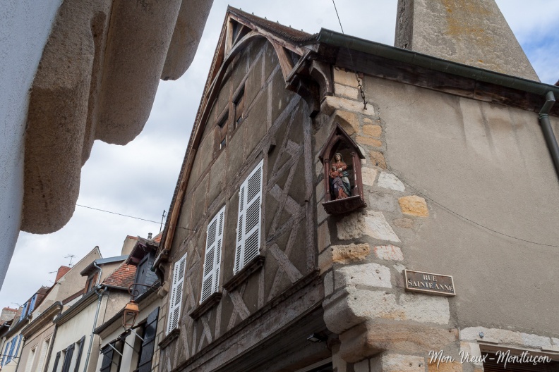 0151_sainte-anne_rue-25_facade-statue.jpg