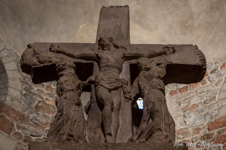 Église Saint-Pierre : croix de chemin : la Crucifixion 0152_saint-pierre_eglise_croix-carrefour_crucifixion.jpg