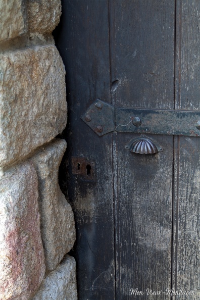 Jardin Wilson : porte d'entrée d'une des tours qui sert de remise aux jardiniers 0153_jardin-wilson_tour_serrure.jpg
