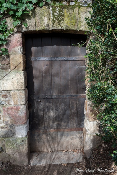Jardin Wilson : porte d'entrée d'une des tours qui sert de remise aux jardiniers 0153_jardin-wilson_tour_porte.jpg