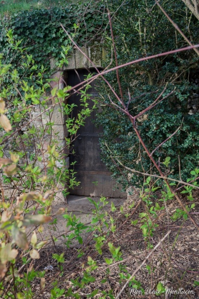 Jardin Wilson : porte d'entrée d'une des tours qui sert de remise aux jardiniers 0153_jardin-wilson_tour_entree.jpg