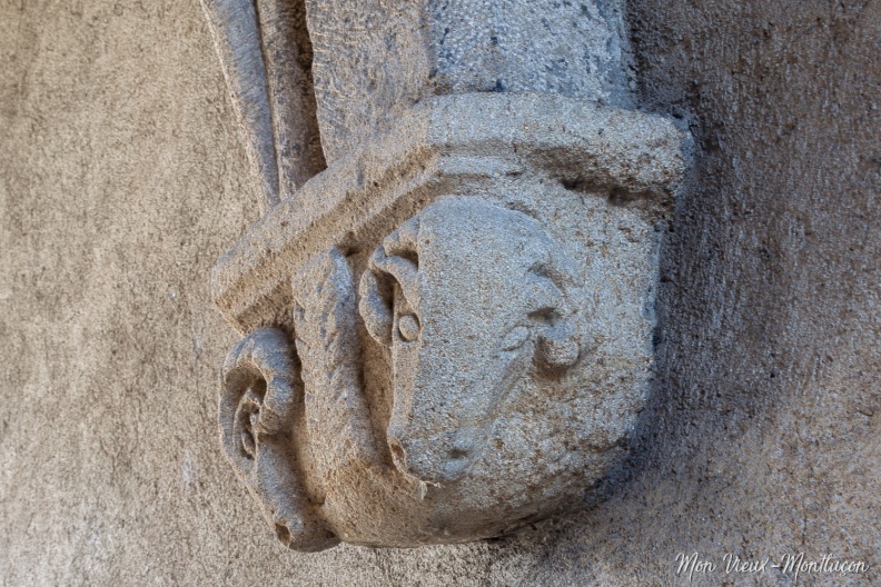 Passage du Doyenné : corbeau sculpté de béliers où repose un des arcs de la voûte 0161_doyenne-passage_corbeau-beliers_cote.jpg