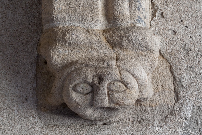 Passage du Doyenné : corbeau sculpté d'une tête aux mains levées où repose un des arcs de la voûte 0161_doyenne-passage_corbeau-tete.jpg