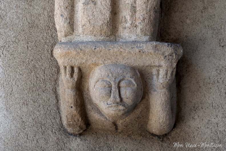 Passage du Doyenné : corbeau sculpté d'une tête aux mains levées où repose un des arcs de la voûte 0161_doyenne-passage_corbeau-perso.jpg