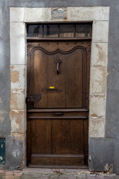 4 rue Porte des Toiles : porte avec serrure en cœur et butoir 0163_place-toiles_rue-4_porte.jpg