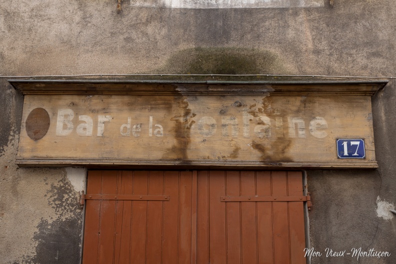 17 rue de la Fontaine : vieille enseigne peinte 0166_fontaine_rue-17_bar.jpg