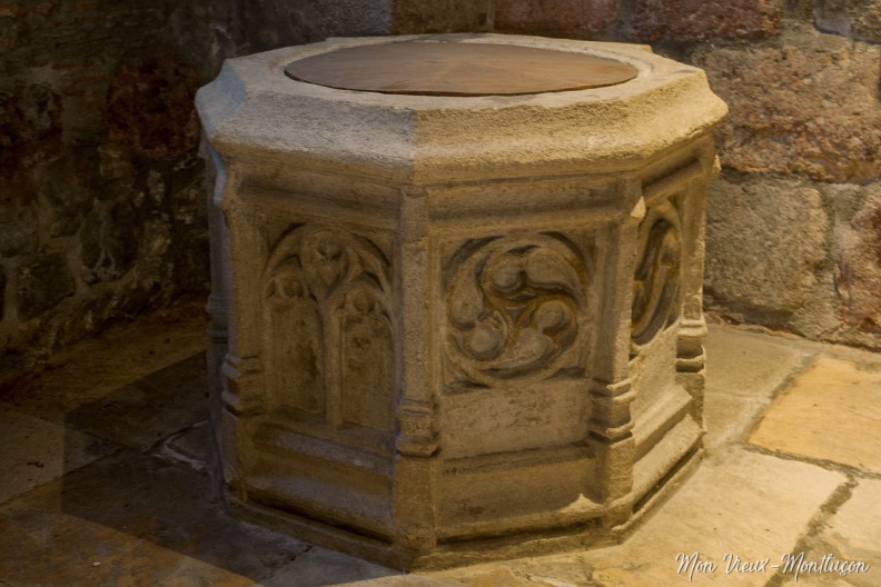 Église Saint-Pierre : fonts baptismaux 0167_saint-pierre_eglise_fonts-baptismaux.jpg