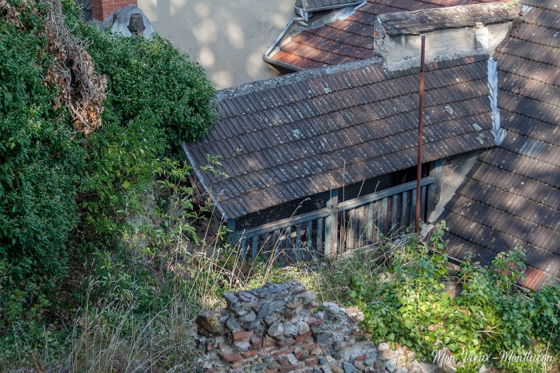 De l'esplanade du Vieux Château on peut voir les nombreuses petites cours intérieures gagnées sur la roche et la verdure 0184_vue-esplanade_passerelle.jpg