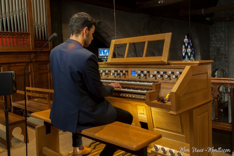 Église Saint-Pierre : le clavier de l'orgue a été quelque peu modernisé 0187_saint-pierre_eglise_orgue-organiste-1.jpg
