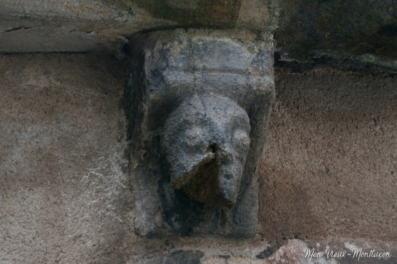 Église Saint-Pierre : corbeau sculpté visible côté chevet, vers la porte secondaire, rue des Cinq Piliers 0191_saint-pierre_eglise_chimere-01.jpg