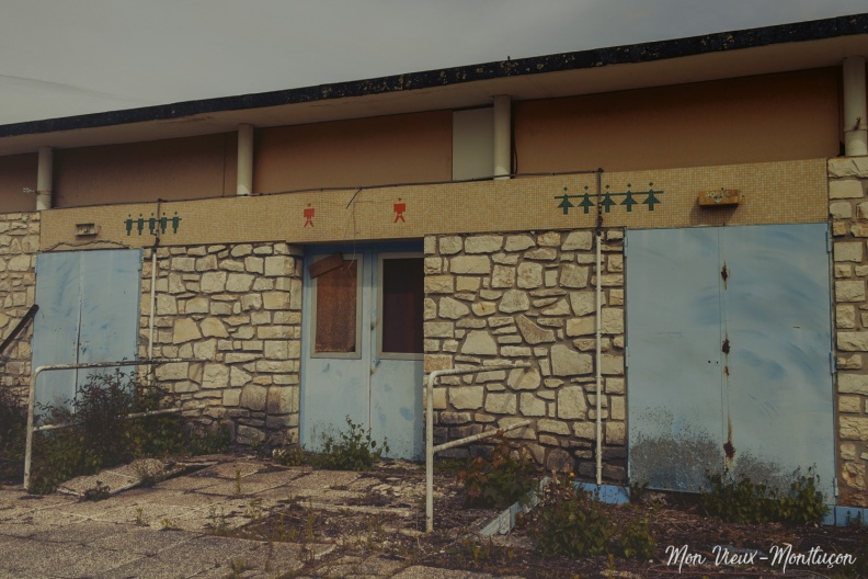 Restes de la piscine Saint-Jean : l'accès aux vestiaires avec le local du maître-nageur au centre saint-jean_piscine-04.jpg