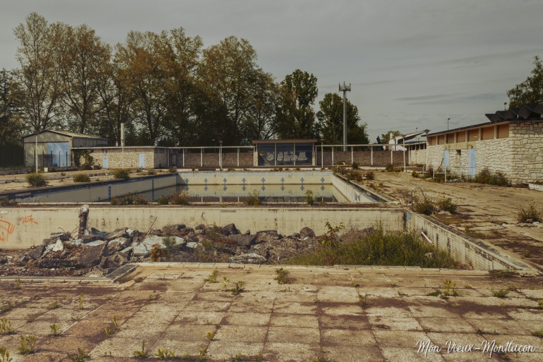 Restes de la piscine Saint-Jean : le petit bassin au premier plan, le grand au second et la buvette au fond saint-jean_piscine-01.jpg