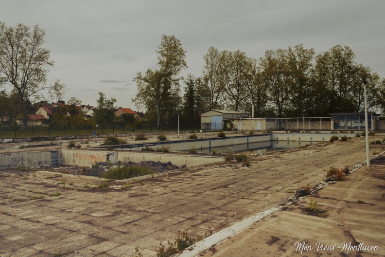 Restes de la piscine Saint-Jean : vue globale des bassins, les locaux techniques au fond à gauche et la buvette à droite saint-jean_piscine-10.jpg