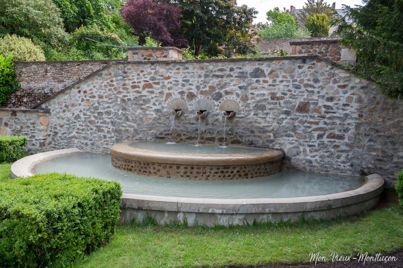 Jardin Wilson : la fontaine au pied de la roseraie 0199_jardin-wilson_fontaine_allee.jpg