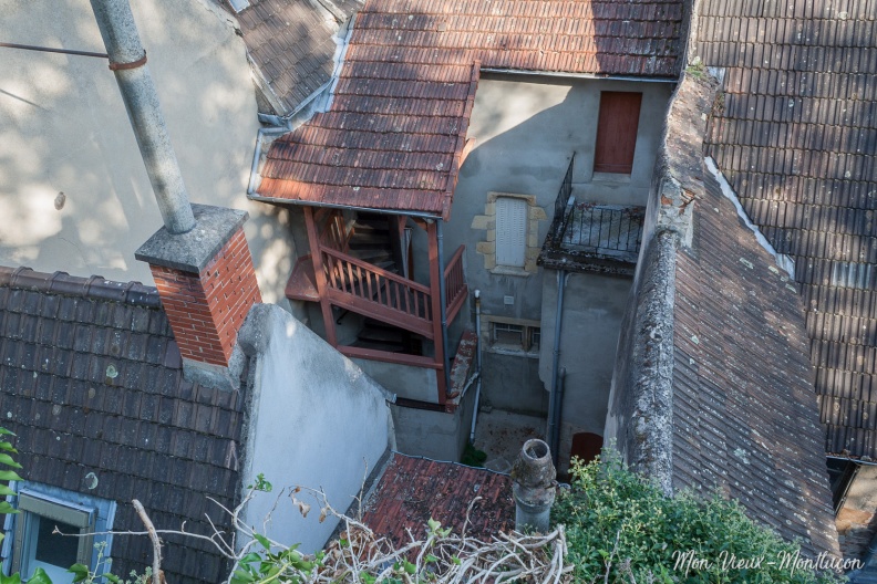 Petite cour intérieure coincée entre la rue Grande et les remparts du Vieux Château, vue de l'esplanade 0201_vue-esplanade_escalier.jpg