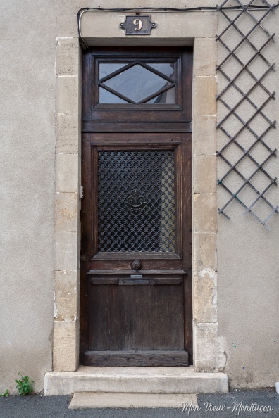 9 rue Notre-Dame : discrète porte pourtant riche de détails 0205_notre-dame_rue-9_porte.jpg