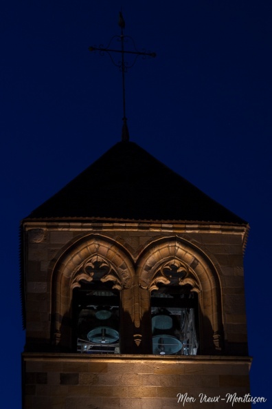 Église Notre-Dame, clocher vu de la place Notre-Dame : de nuit on distingue mieux les différentes cloches 0210_notre-dame_eglise_cloches_nuit.jpg