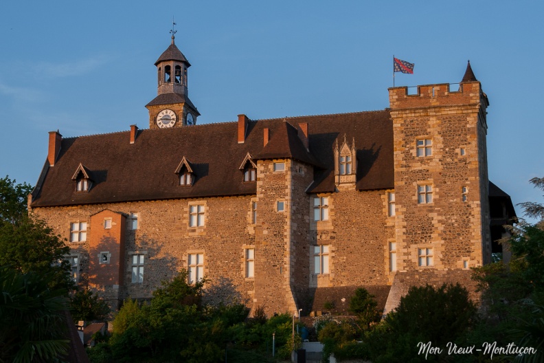 Château des ducs de Bourbon au crépuscule et son drapeau Bourbonnais qui trône en haut du donjon 0213_vieux-chateau_crepuscule.jpg