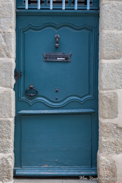 5 rue Place des Toiles : porte avec vieille serrure et poisson butoir 0215_place-toiles_rue-5_porte.jpg